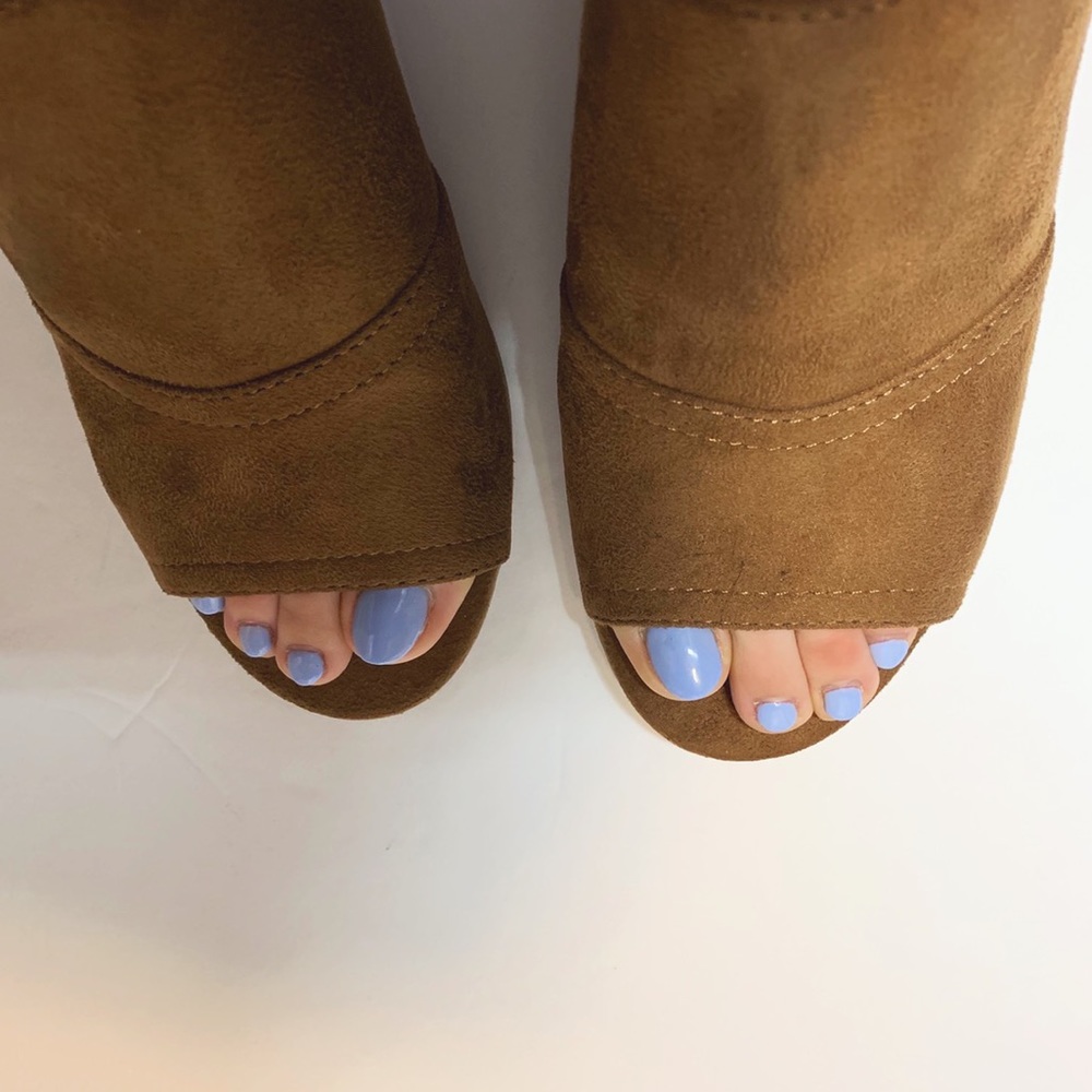 Camel colored sling back heel sandal. 1 LEFT!!! - Picture 8 of 8